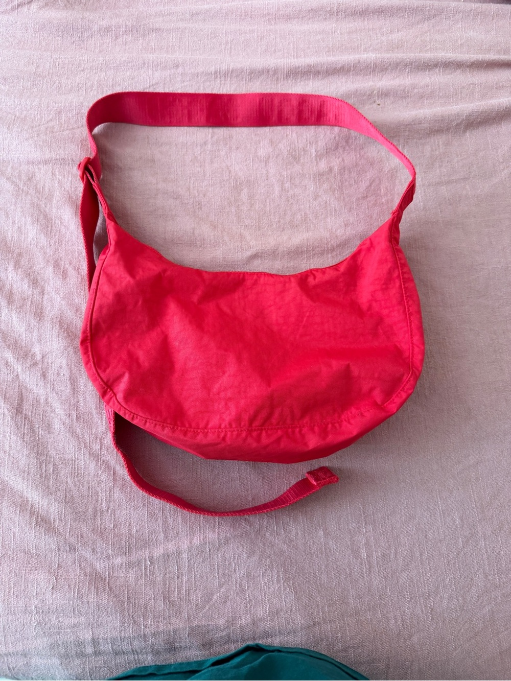 BAGGU Candy Apple Red Medium Crescent Crossbody Bag